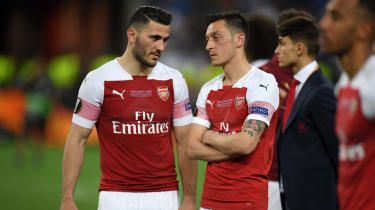 Vad händer med Mesut Özil och Sead Kolasinac?