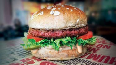 Wegański burger „krwawiący” trafia do supermarketów w Wielkiej Brytanii
