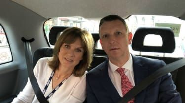 Fiona Bruce flaggar ner polisbilen för att undvika att missa BBC News på Six