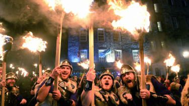 EDINBURGH, SKOTTLAND - 30 DECEMBER: Män utklädda till vikingar deltar i fackeltåget när det tar sig genom Edinburgh för starten av Hogmanay-firandet den 30 december