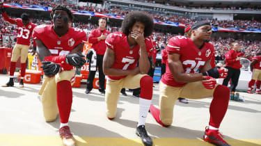 Colinas Kaepernickas ima kelius