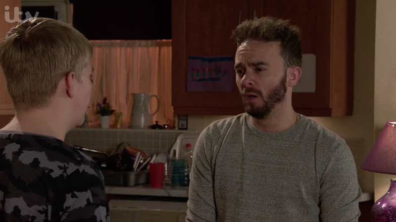 Max gaat bij Marion logeren in Coronation Street ITV