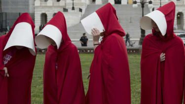 中絶抗議のためにTheHandmaid'sTaleのキャラクターに扮したアイルランドの女性