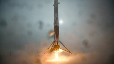 SpaceX-raketen exploderar under landning på havsplattformen