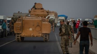 AKCAKALE, TURCIA - 09 OCTOMBRIE: Oamenii fac semn în timp ce soldații turci se pregătesc să treacă granița în Siria pe 09 octombrie 2019 în Akcakale, Turcia. Acțiunea militară face parte dintr-o campanie de ext