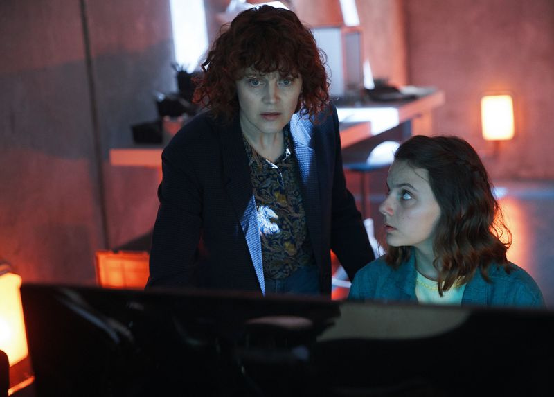 Simone Kirby și Dafne Keen în His Dark Materials de la HBO.
