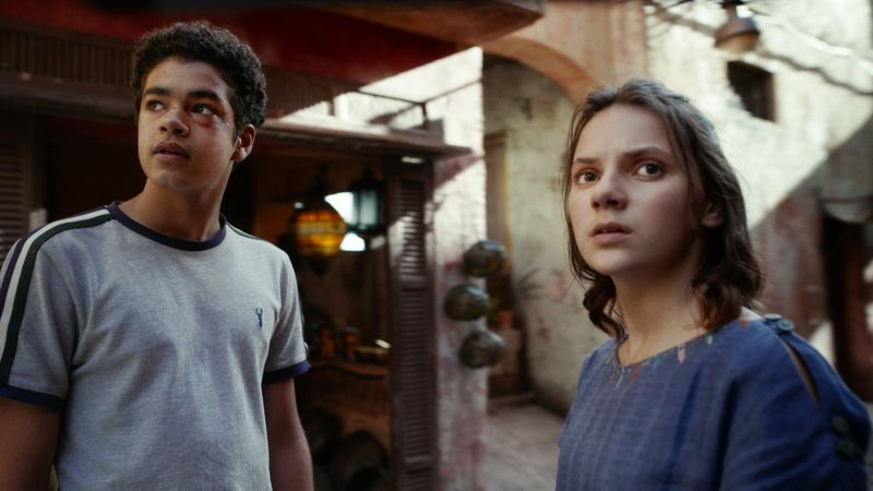 Amir Wilson și Dafne Keen în His Dark Materials de la HBO.