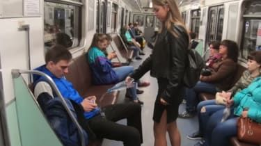 VIDEO: Russisk kvinde hælder blegespray på 'manspreaders'