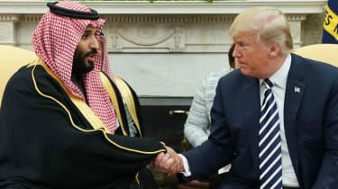 Donald Trump se rokuje s prestolonaslednikom Mohamedom bin Salmanom