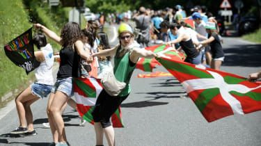 Les Basques espagnols forment une chaîne humaine de 125 miles appelant au vote pour l'indépendance