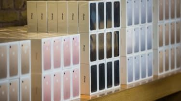 Tjuvar stjäl iPhones till ett värde av £450 000 från en flyttbil