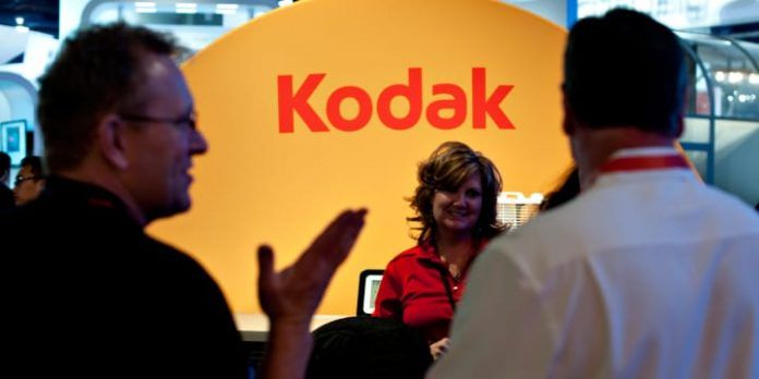 Kodakove delniške cene so padle po tem, ko je družba osumljena trgovanja z notranjimi informacijami. Celotno zgodbo preberite tukaj
