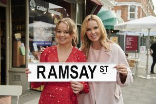 „Neighbours” dezvăluie prima privire la Amanda Holden filmând rolul ei de invitat la Londra