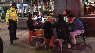 zákaz vychádzania o 22:00