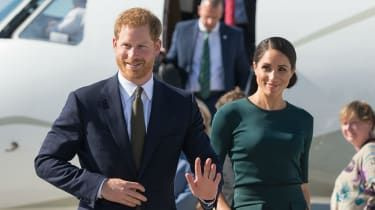 Hertigen och hertiginnan av Sussex anländer till Dublin