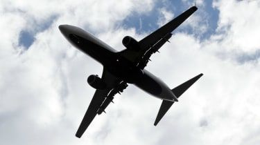 Avion care zboară deasupra capului