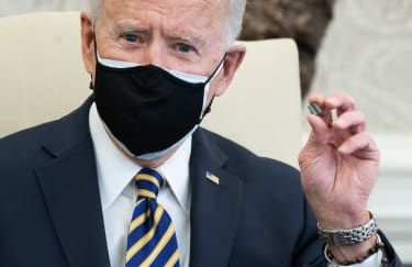 Joe Biden drží mikročip