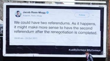 Brexitは、巨大な看板で、政治家に出没することを引用しています
