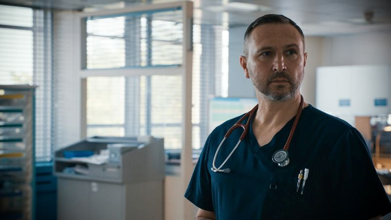 Alex Walkinshaw speelt Fletch in Holby City