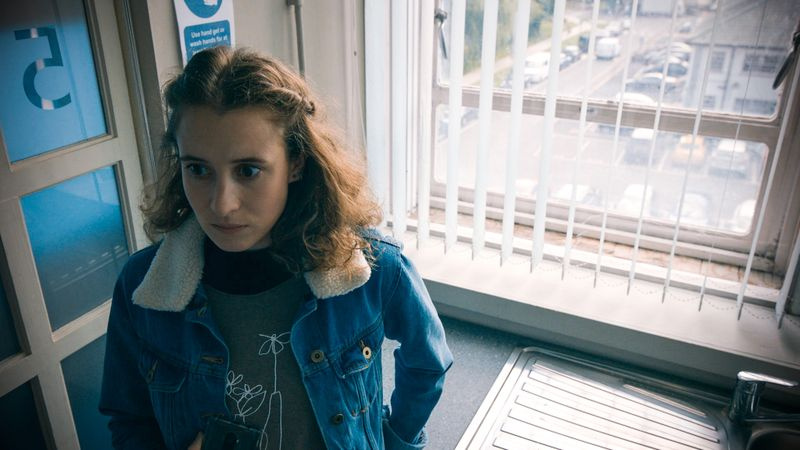 Phoebe French speelt Evie Fletcher in Holby City