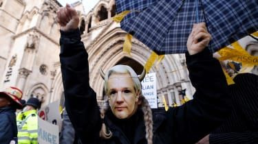 Protestujący wyrażają poparcie dla Juliana Assange
