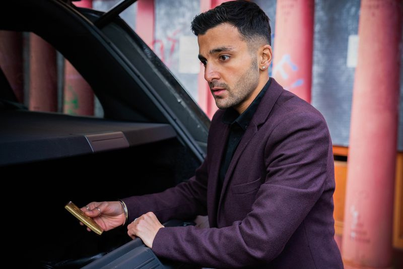 Vinny znajduje kilka sztabek złota w EastEnders