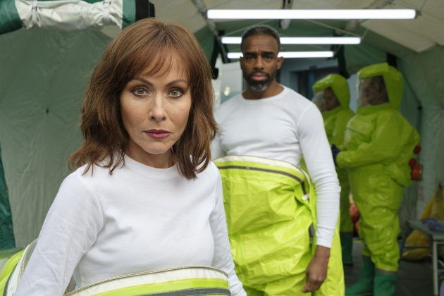 Connie și Jacob în costume de pericol în Casualty