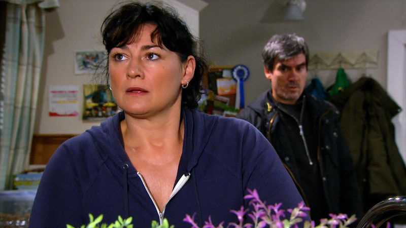 Moira îi spune lui Cain să stea departe în Emmerdale