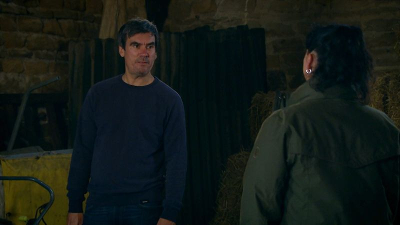 Cain îi reamintește Moirei că i-a frânt inima în Emmerdale