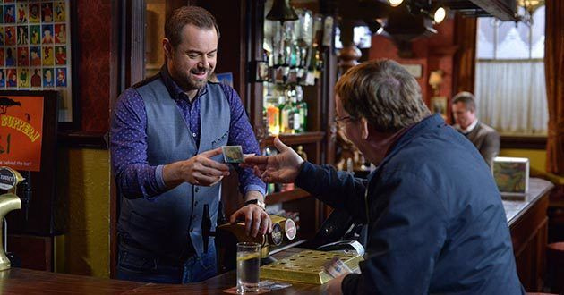 Os frequentadores estão em alvoroço e prometem ajudar a arrecadar dinheiro para salvar The Queen Vic, que é exatamente o que Mick esperava. Ian dá uma doação para Mick. Mick Carter, Ian Beale em Eastenders.
