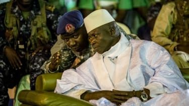 Úřadující gambijský prezident Yahya Jammeh naslouchá jednomu ze svých asistentů v Banjulu 29. listopadu 2016 během závěrečného shromáždění volební kampaně Aliance pro vlasteneckou reorientu