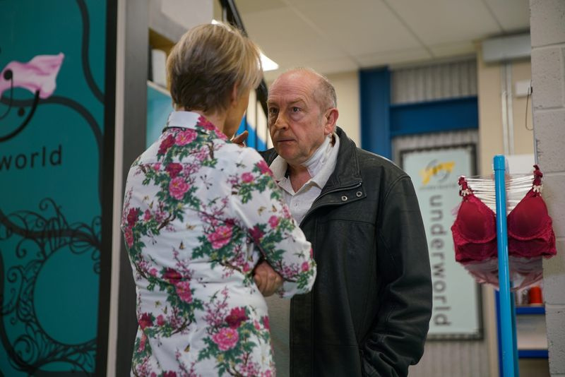 Coronation Streetin spoilerit: Geoff Metcalfe uhkaako Sallya?