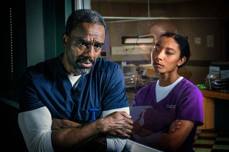 TV vanavond Charles Venn als Jacob en Adele James als Tina.