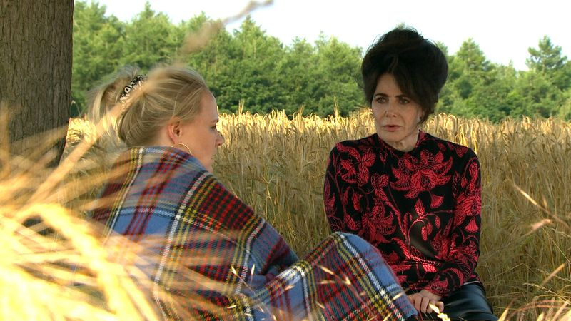 Faith vindt Tracy in een veld in Emmerdale.