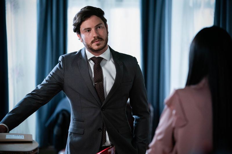 Gray Atkins confronta Chelsea Fox em EastEnders