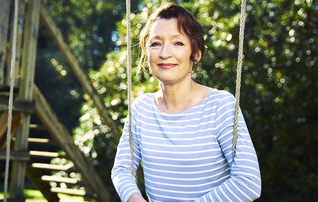 Η Lesley Manville ως Cathy στη μαμά