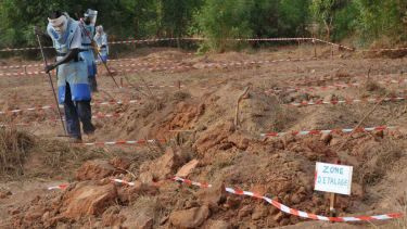 Mineryddingseksperter på jobb i Casamance