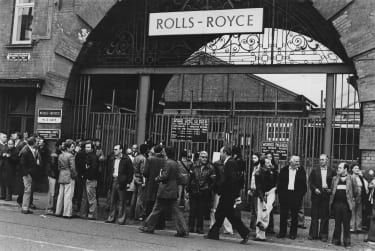 Arbeidere låst ute fra Parkside-verkene til Rolls-Royce Limited Aero Division i Coventry under en industrikonflikt, 19. september 1979. (Foto av Aubrey Hart/Evening Standard/Hulton