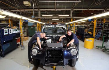 COVENTRY, ENGLAND – 11. SEPTEMBER: Steve Wilson (L) og Steve Pearce jobber på en TX4 London Taxi på samlebåndet ved London Taxi Company 11. september 2013 i Coventry, England. Bu