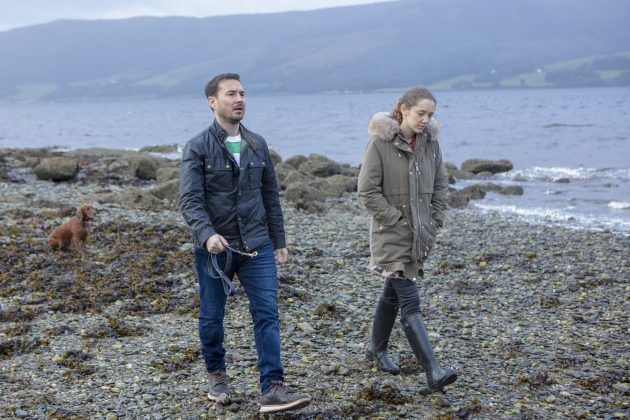 Martin Compston y Sophie Rundle en una playa