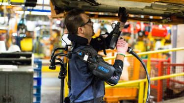 Ford prueba un exoesqueleto futurista para los trabajadores de una fábrica