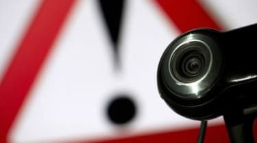Ar trebui să-ți acoperi camera web? Da, spune FBI
