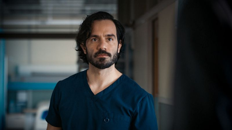 TV hoje à noite Holby City Kian