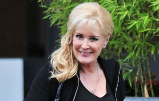 Beverley Callard iš Coronation Street atskleidžia, kad po klubo operacijos dramos vėl mokosi vaikščioti