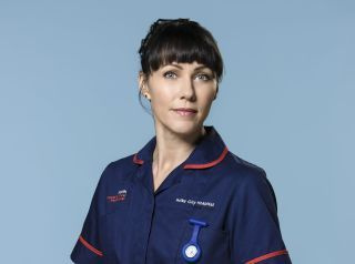 Faithas Cadoganas filme „Casualty“ susiduria su įdomiomis naujomis siužetomis!