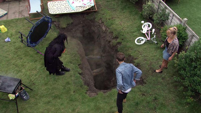 Spoiler di Coronation Street: nel giardino di David Platt appare un pozzo!
