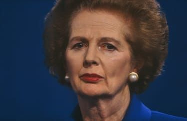 Predsedníčka vlády Margaret Thatcherová je videná prednášať stranícky prejav na Konferencii Konzervatívnej strany v Blackpoole v Lancashire v roku 1990, celý rok po tom, ako ju jej kolegovia odstránili z predsedníctva.