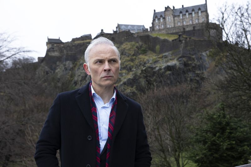 TV heute Abend Mark Bonnar als Max.