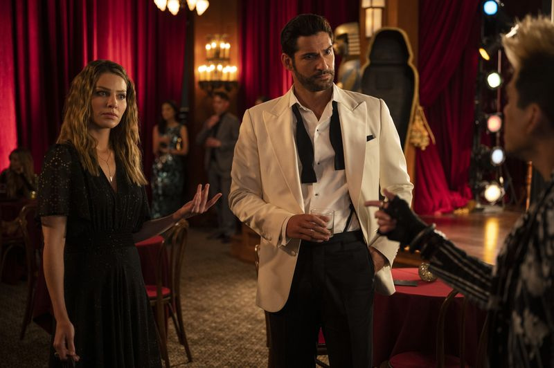 TV în seara asta Lauren German ca Chloe Decker și Tom Ellis ca Lucifer Morningstar.