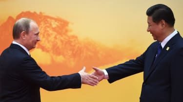 Vladimir Putin strânge mâna cu Xi Jinping la summitul Cooperării Economice Asia-Pacific